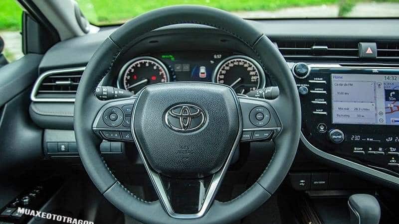 Toyota Camry còn được trang bị thêm hệ thống cảnh báo phương tiện cắt ngang khi lùi xe