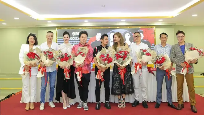 Ca Sĩ Ngồi Trên Xe Ô Tô Hát