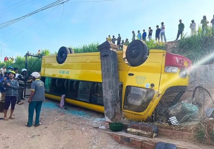 Xe Ô Tô Chở Khoảng 20 Học Sinh Leo Lên Lề Và Lật Ngửa Xuống Sân Nhà Hộ Dân Bên Đường, Sâu Khoảng 5m So Với Mặt Đường Ql19 (gia Lai) Khiến Nhiều Người Bị Thương.
