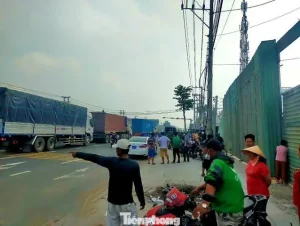 Đối Tượng Lao Vào Nhà Dân Bên Đường Đt 743b