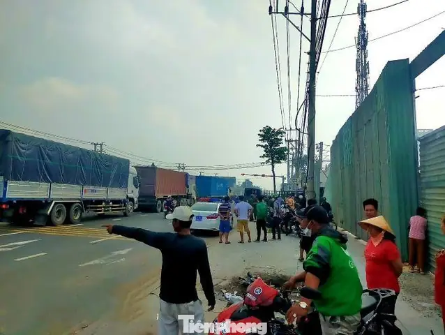 Đối Tượng Lao Vào Nhà Dân Bên Đường Đt 743b