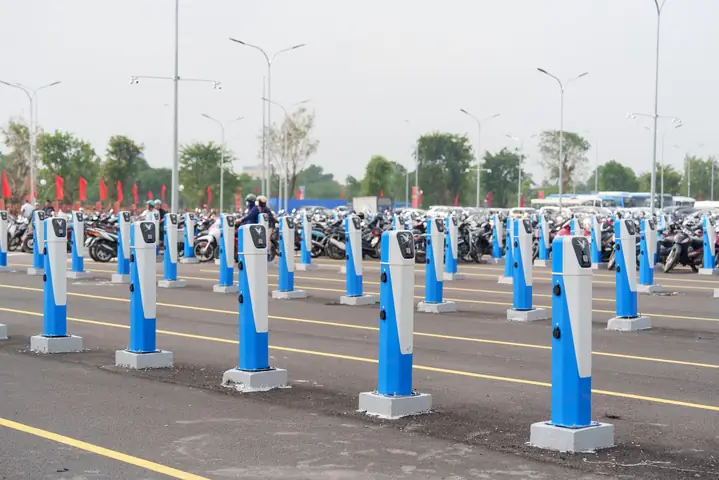 Ông Phạm Nhật Vượng Vừa Đưa Vào Vận Hành Trạm Sạc Xe Điện Lớn Nhất Việt Nam: Tổng Cộng Gần 1.200 Cổng Sạc, Toạ Lạc Ở Công Trình Top 10 Thế Giới- Ảnh 2.