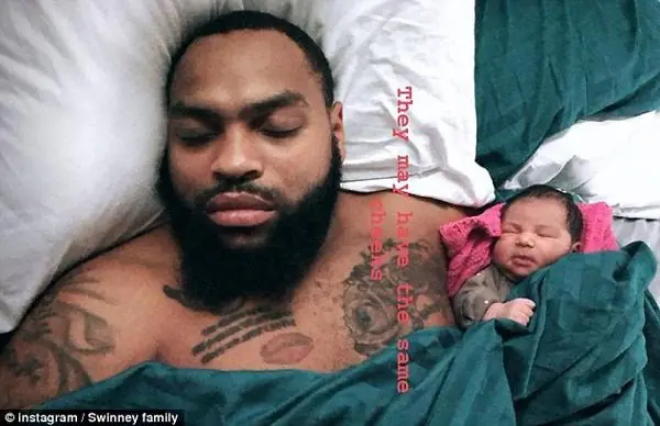 Trong Khi Bà Mẹ Này Đang Hét Lên Vì Đau Đớn, Những Đứa Trẻ Ở Ghế Sau Không Giấu Được Vẻ Mặt Bất Ngờ Và Bối Rối.