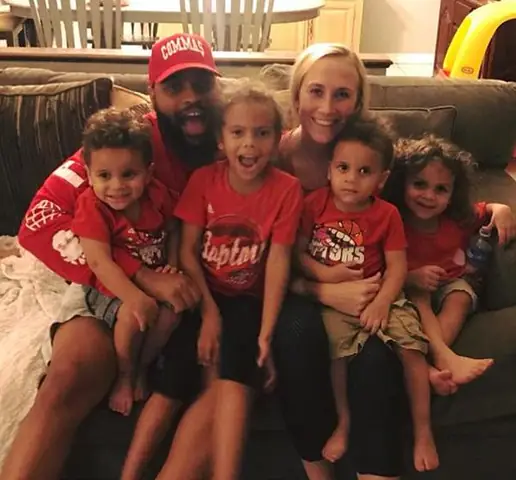 Trong Khi Bà Mẹ Này Đang Hét Lên Vì Đau Đớn, Những Đứa Trẻ Ở Ghế Sau Không Giấu Được Vẻ Mặt Bất Ngờ Và Bối Rối.