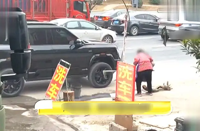 Ô Tô Đỗ Dưới Lòng Đường, Cụ Bà 80 Tuổi Vác Cuốc Ra Đập Phá, Chủ Xe: “xe Có Bảo Hiểm, Nhưng Tôi Muốn Đòi Công Lý”- Ảnh 1.