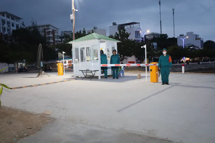 Lực Lượng Trông Xe Tại Bãi Giữ Xe Trên Đường Phạm Văn Đồng.