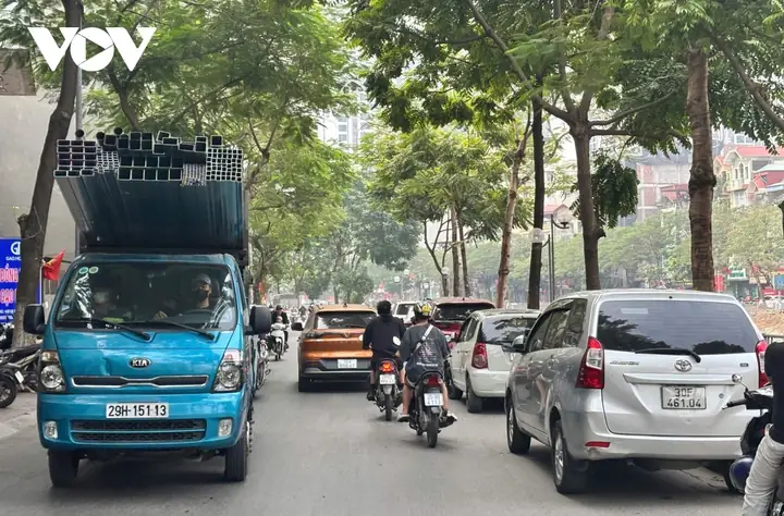 Bat Chap Bien Cam, O To Ngang Nhien Do Tran Lan Duoi Long Duong Hinh Anh 3