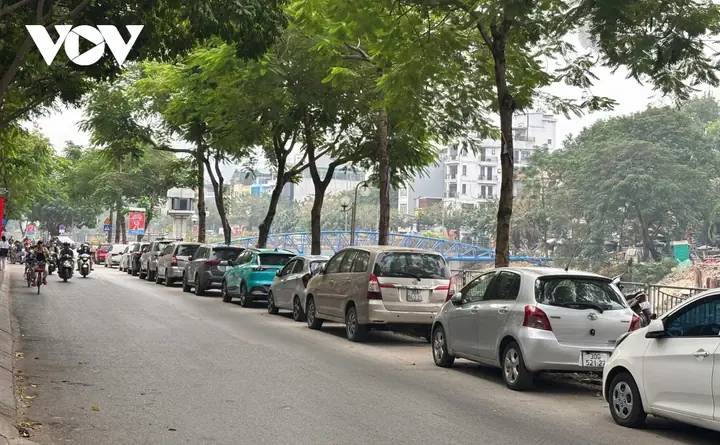 Bat Chap Bien Cam, O To Ngang Nhien Do Tran Lan Duoi Long Duong Hinh Anh 2