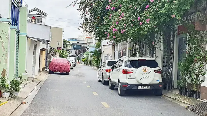 Đường Hẻm Biến Thành Bãi Đậu Xe Ô Tô