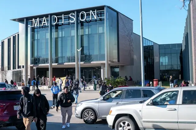 Review Bãi Đậu Xe Ô Tô Trong Nhà Duy Nhất: Có Đáng Tiền?