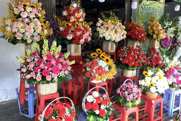 Ngắm Và Mua Sắm Hoa