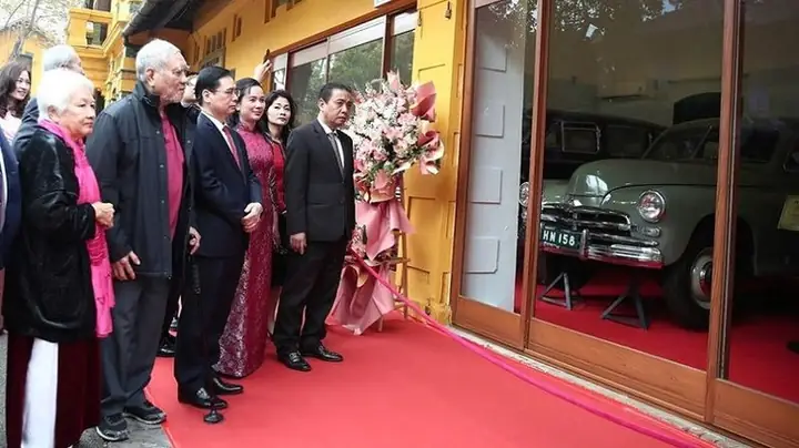 Các Đại Biểu Tham Quan, Nghe Thuyết Minh Về Nhóm Bảo Vật Quốc Gia Ba Chiếc Xe Ô-tô Phục Vụ Bác.