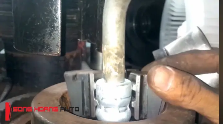 Tại Sao Nên Đến Song Hoàng Auto Bấm Ống Gas Lạnh Cho Xế Yêu Của Bạn?