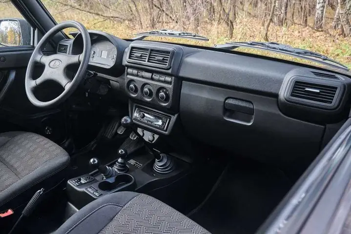 Ngoại Hình “cũ Kỹ”, Nội Thất Đơn Sơ