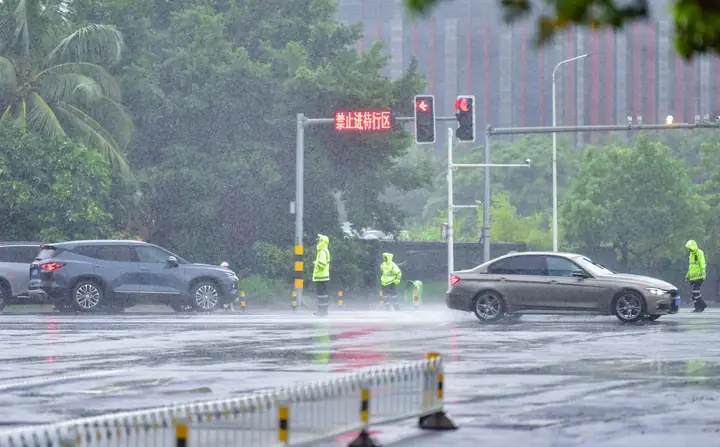Clip: Siêu Bão Yagi Thổi Bay Ô Tô, Bẻ Cây Bứng Gốc Ở Trung Quốc- Ảnh 2.
