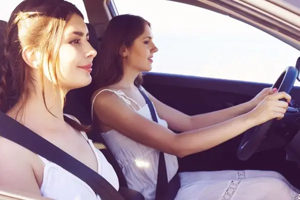 Co Gai Trong Xe O To