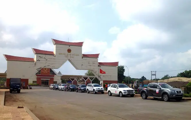 Đoàn Xe Việt Nam Qua Cửa Khẩu Xa Mát (tân Biên, Tây Ninh) Sau Chuyến Đi Đến Đền Preah Vinhear (campuchia) - Ảnh: T.đ.h.