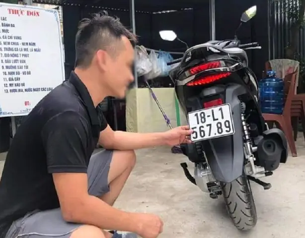 Một Chiếc Ô Tô, Xe Máy Mới Mua Có Thể Được Lắp Lại Biển Số Định Danh Cũ Đã Thu Hồi Nhưng Không Phải Loại Xe Nào Cũng Lắp Được Cho Nhau.