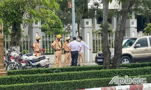 Xe Ã´ Tã´ Bá» Lá»±c Læ°á»£ng Csgt Má»¹ Tho Cháº·n Dá»«ng Kiá»m Tra Trãªn Äæ°á»ng 30-4.