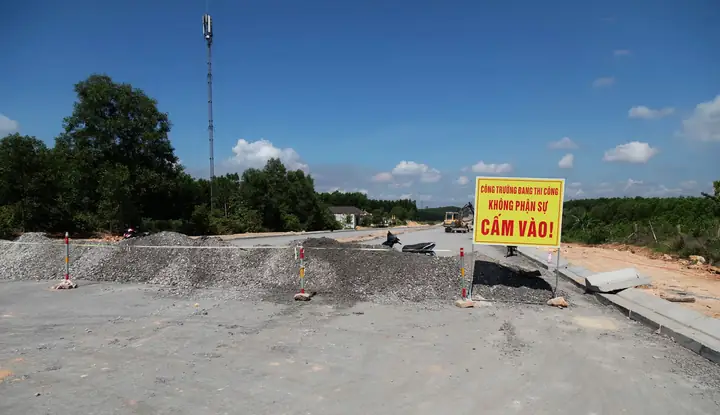 Để Đảm Bảo An Toàn Giao Thông, Nhà Thầu Đã Chặn Đầu Tuyến Ngăn Xe Ô Tô Vào Công Trường - Ảnh: Q.h