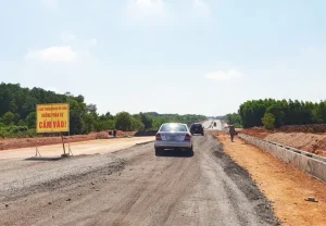 Bất Chấp Biển Cấm Đường Đang Thi Công, Nhiều Xe Ô Tô Vẫn Cố Chạy Vào - Ảnh: Q.h