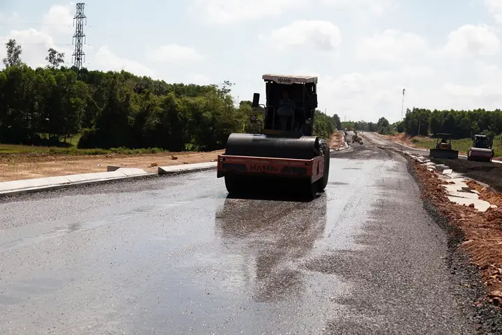 Nhà Thầu Đang Thi Công Các Hạng Mục Thảm Nhựa, Lắp Vỉa, Hoàn Thiện Nút Giao Đường Hùng Vương Nối Dài - Ảnh: Q.h