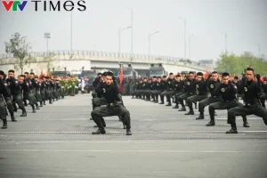 Cảnh Sát Cơ Động Biểu Diễn Dùng Cổ Đẩy Xe Ô Tô, Nằm Trên Bàn Chông Phá Đá - Ảnh 2.