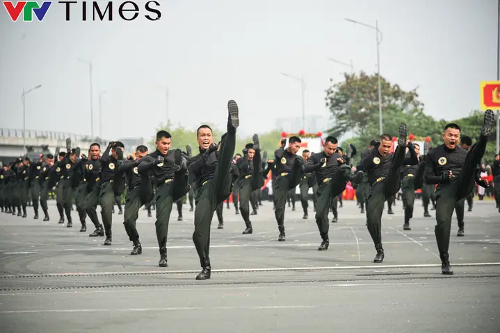 Cảnh Sát Cơ Động Biểu Diễn Dùng Cổ Đẩy Xe Ô Tô, Nằm Trên Bàn Chông Phá Đá - Ảnh 3.