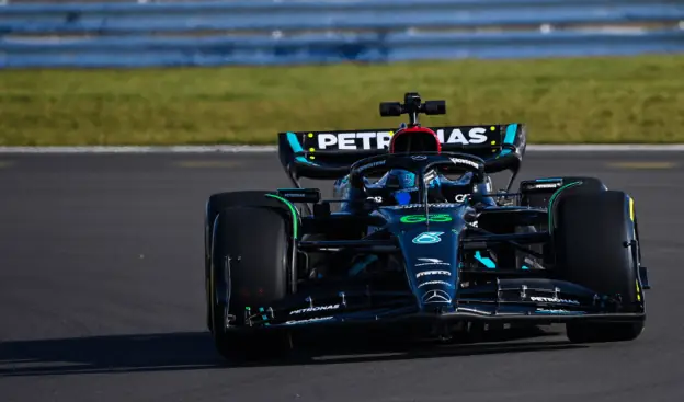 Black Pink Trong Xe Ô Tô Áo Trắng: Giữ Xe Sạch Như Mới