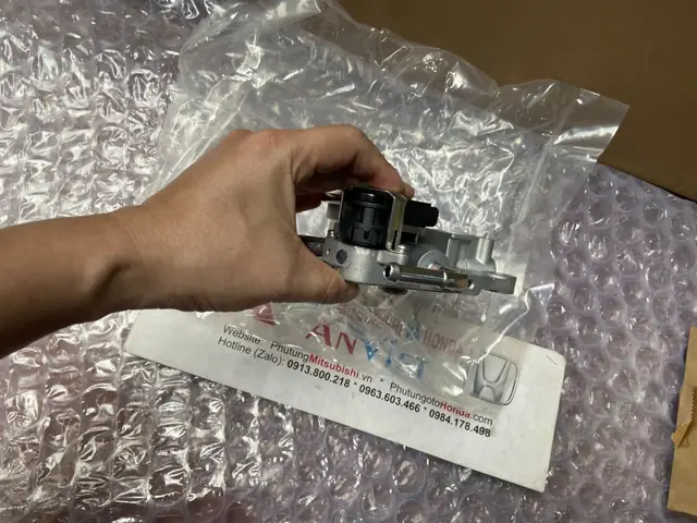 Bơm Tay Xe Mitsubishi Pajero Sport