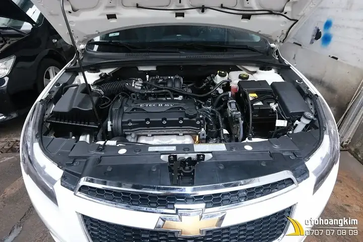 3.4. Vệ Sinh Khoang Máy Ô Tô