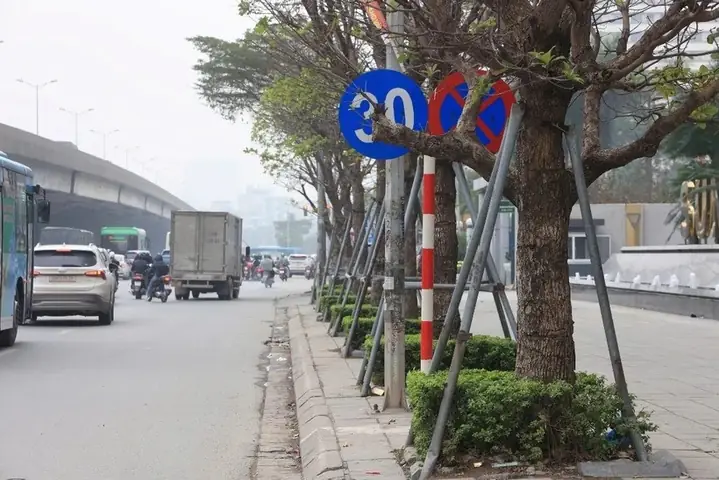 Bộ Xe Ô Tô Xây Dựng Và Biển Báo: Dạy Bé An Toàn Giao Thông