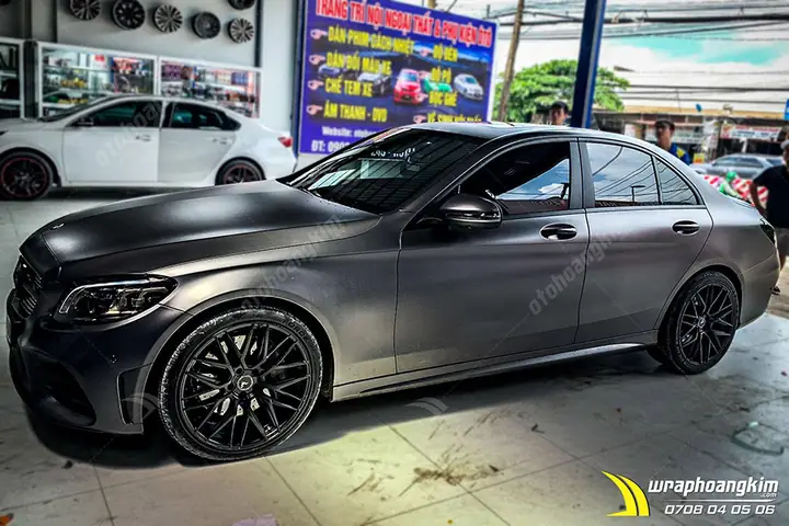 Quy Trình Dán Đổi Màu Xám Mờ Mercedes C300 Chuyên Nghiệp Tại Hoàng Kim
