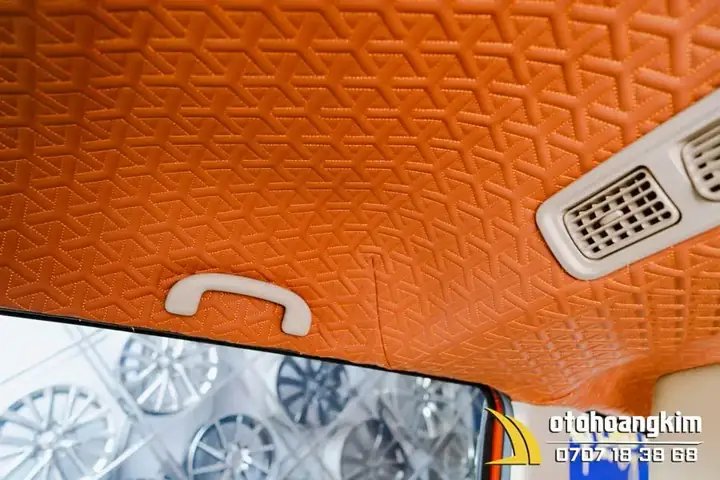 2. Một Số Hình Ảnh Thực Tế Bọc La Phông Trần 5d Xe 7 Chỗ Tại Ô Tô Hoàng Kim