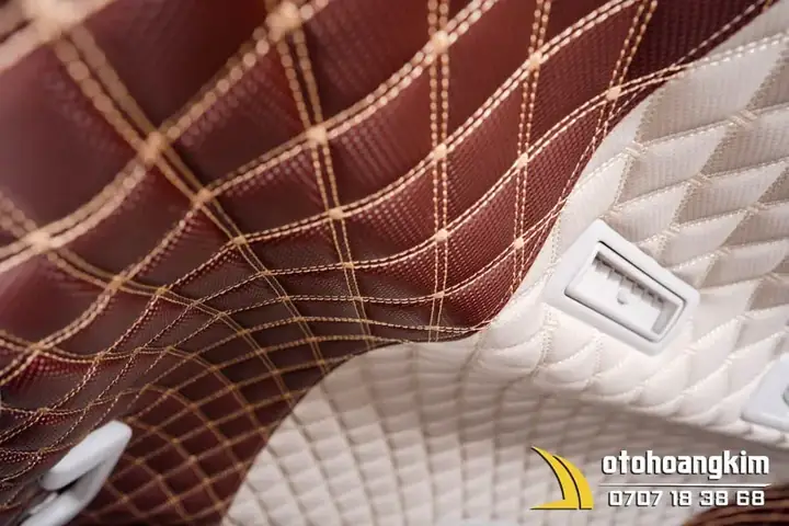 2. Một Số Hình Ảnh Thực Tế Bọc La Phông Trần 5d Xe 7 Chỗ Tại Ô Tô Hoàng Kim