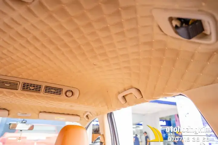 2. Quy Trình Bọc Trần Ô Tô Chuyên Nghiệp Tại Ô Tô Hoàng Kim