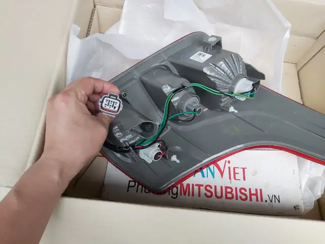 Đèn Hậu Xe Mitsubishi Triton