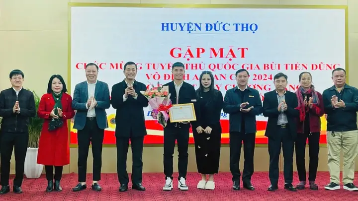 Duoc Tuyen Duong Tai Que Nha, Bui Tien Dung Co Hanh Dong Am Long Nguoi Ham Mo Hinh Anh 1