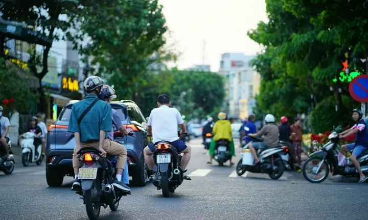 Đối Với Xe Máy Chạy Phía Trước