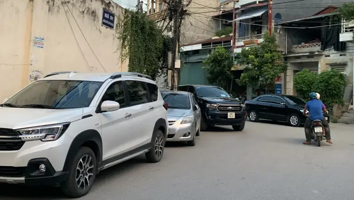 Tình Trạng Ô Tô Đỗ Ngổn Ngang