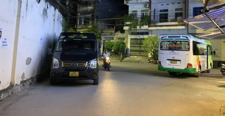 Tình Trạng Chiếm Dụng Lòng Đường Để Dừng Đỗ Ô Tô, Xe Hợp Đồng, Limousine... Trái Phép Hàng Nối Hàng, Song Song Dưới Lòng Đường, Đỗ Cả Vào Góc Cua, Đỗ Ngang, Đỗ Dọc Diễn Ra Lâu Nay Nhưng Vẫn Chưa Được Xử Lý.