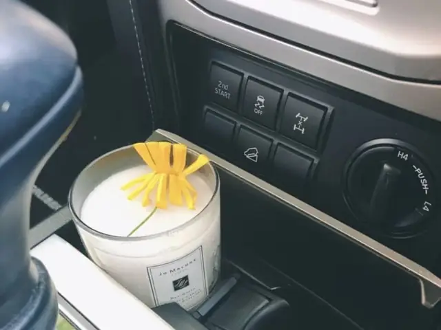 Đốt Nến Khử Mùi Trong Ô Tô Có An Toàn?