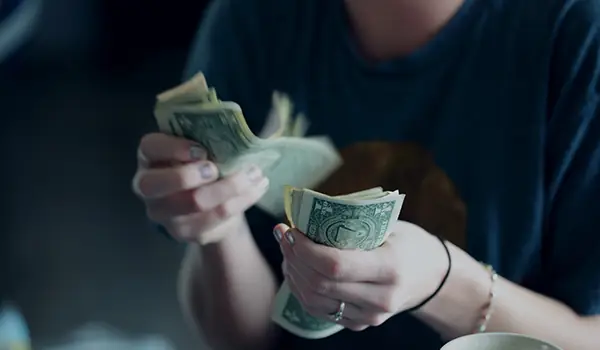 Hạn Chế Các Khoản Chi Tiêu Không Cần Thiết