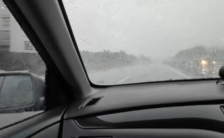 Nguyên Nhân Kính Xe Bị Mờ Bên Ngoài