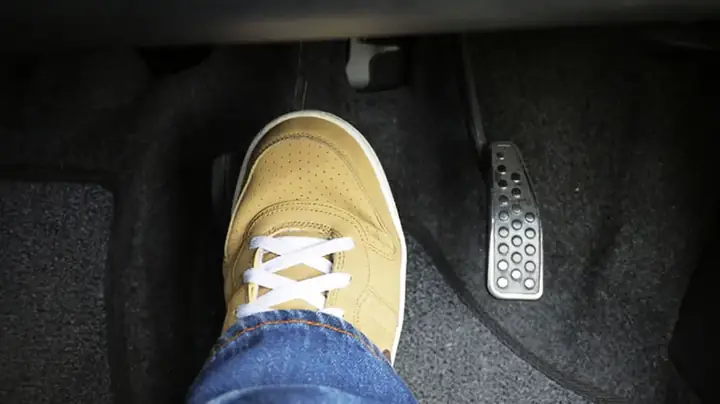 2. Không Rà Phanh Khi Xuống Dốc