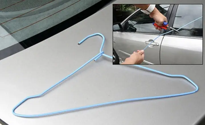 3. Dùng Móc Treo Quần Áo Để Mở Cửa Khóa Ô Tô