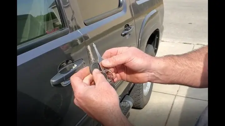 2. Sử Dụng Bộ Mở Khóa Chuyên Dụng