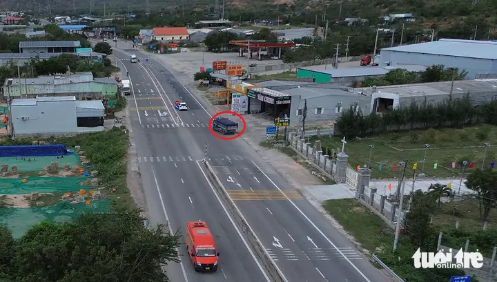 Tước Bằng Lái Tài Xế Xe Khách Đi Lùi Trên Cầu Vượt Ở Hà Nội