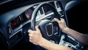 1. Tư Thế Cầm Vô Lăng Xe Hơi Đúng Cách