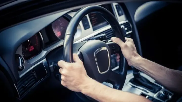 1. Tư Thế Cầm Vô Lăng Xe Hơi Đúng Cách
